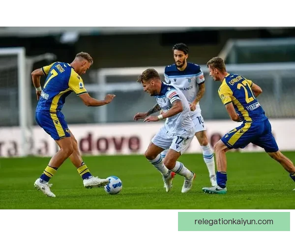 足球新秀登场，表现稳健，受到球迷和媒体广泛关注